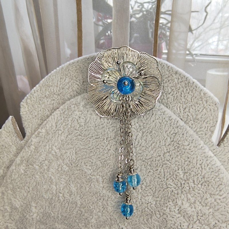 Изображение товара: Брошь с голубыми бусинами Морозный  цветок.